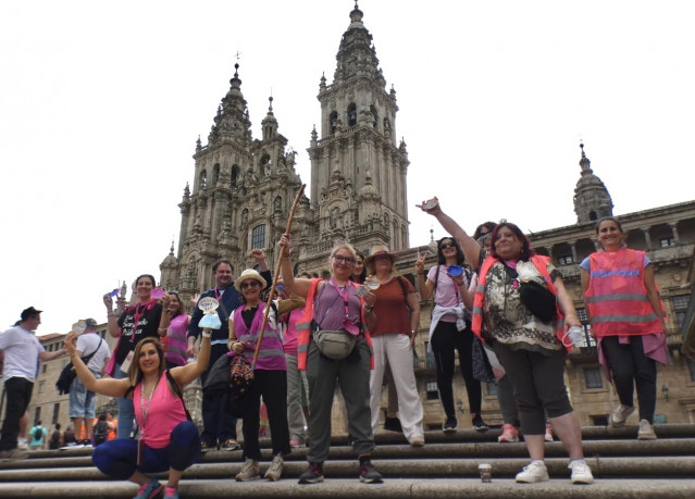 Las representantes de Prosagap en el Obradoiro, tras finalizar el Camino de Santiago.