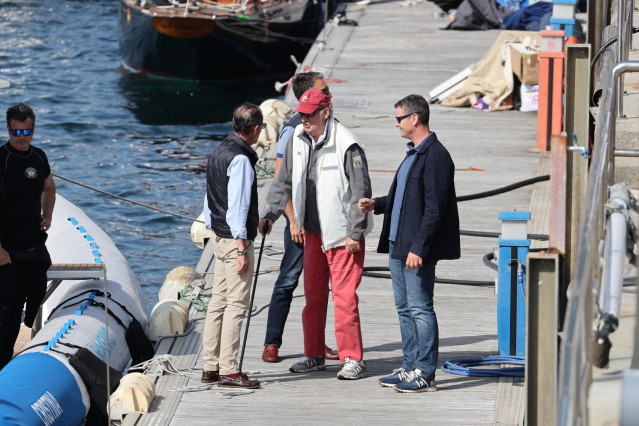 El Rey Juan Carlos desembarca con ayuda tras disfrutar de la 3ª Regata del IV Circuito Copa de España 2022 clase 6m de vela, a 20 de mayo de 2022, en Sanxenxo, Pontevedra, Galicia (España).