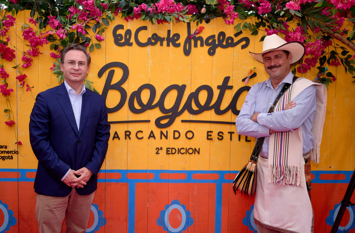 Nicolu00e1s Uribe, presidente de la Cu00e1mara de Comercio de Bogotu00e1, (izquierda) con Juan Valdez