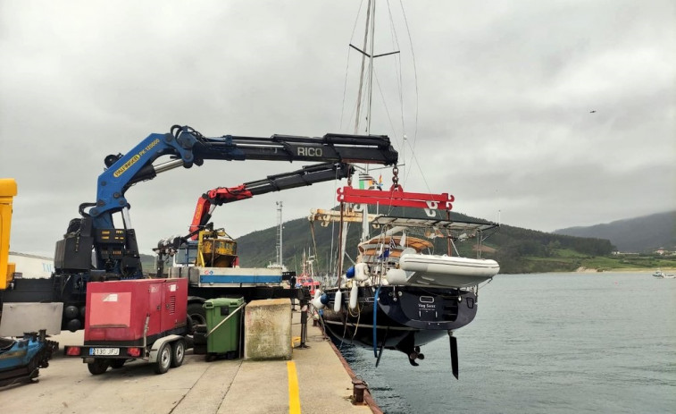 Rescatados en la costa de Ortigueira tres personas a bordo de un velero a punto de naufragar​