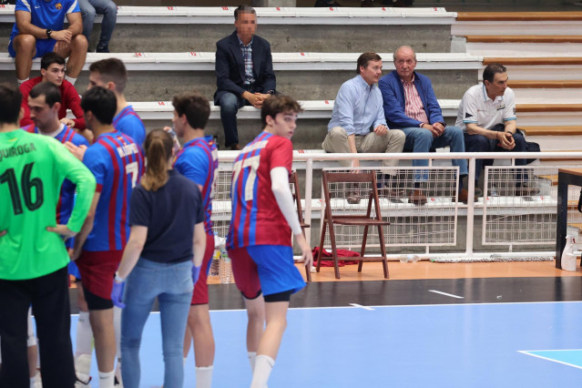 El rey Juan Carlos viendo junto a su amigo Pedro Campos y Pedro de Borbón-Dos Sicilias el partido de balonmano de su nieto Pablo Urdangarin en Pontevedra, a 21 de mayo de 2022, en Pontevedra (Galicia) España.