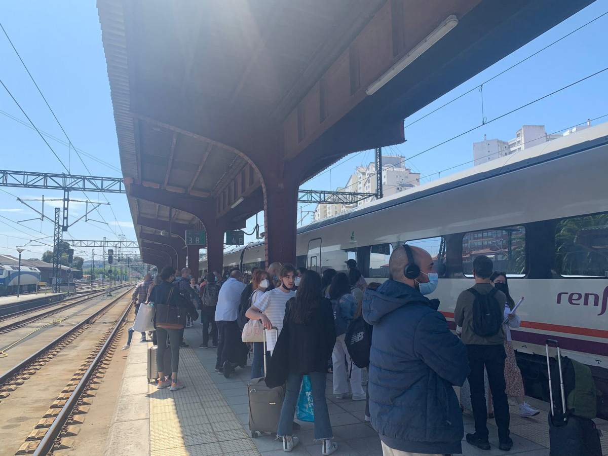 Pasajeros esperando el tren