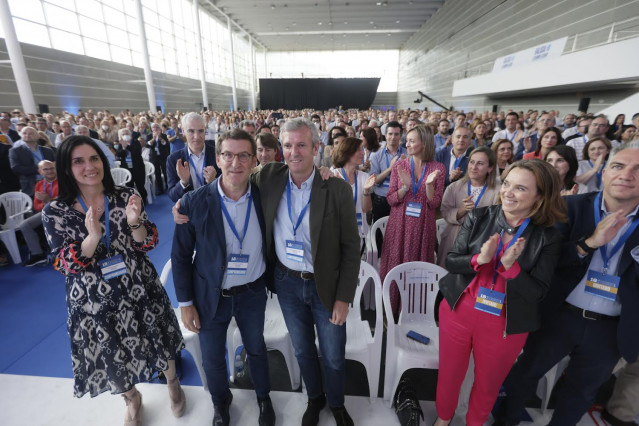 El presidente del PP nacional, Alberto Núñez Feijóo, y el presidente de la Xunta de Galicia, Alfonso Rueda, se abrazan durante la clausura del 18º Congreso Autonómico del PPdeG, en el recinto ferial, a 21 de mayo de 2022, en Pontevedra, Galicia (España).