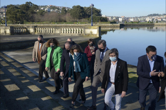 Archivo - La ministra para la Transición Ecológica, Teresa Ribera; el delegado del Gobierno, José Miñones; la conselleira de Mar, Rosa Quintana, en la inauguración de las obras de dragado de la ría de O Burgo.