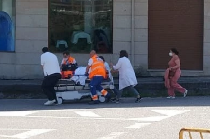 Traslado en camilla por la Calle en O Rosal