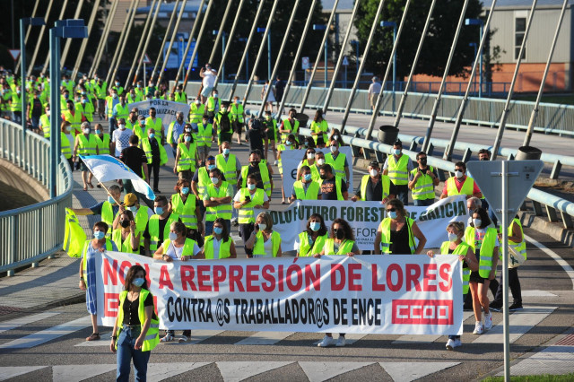 Archivo - Varias decenas de personas protestan en una manifestación de los trabajadores de Ence, a 16 de julio de 2021, en Pontevedra, Galicia (España). Esta movilización de trabajadores de Ence se produce después de que la Audiencia Nacional haya estimad