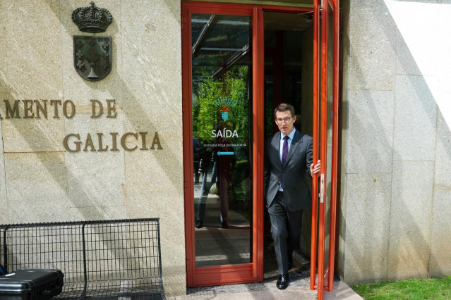 El presidente del PP, Alberto Núñez Feijóo, a su salida del Parlamento gallego, a 24 de mayo de 2022, en Santiago de Compostela.