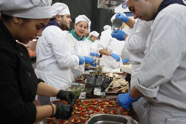 Alumnos del CIFP Manuel Antonio de Vigo preparan tapas en el mercado de Gondomar en el marco del programa 'Degusta Europa' de la Diputación de Pontevedra.