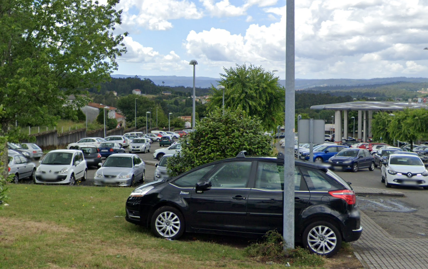 El parking gratis en superficie del CHUS siempre estu00e1 saturado y el privado es caru00edsimo por lo que es frecuente ver coches mal aparcados como el de esta foto de Google Street View