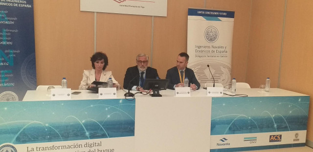 La consejera delegada de Pymar, Almudena López del Pozo; el presidente de la Asociación de Ingenieros Navales y Oceánicos, Diego Fernández; y el director del IGAPE, Fernando Guldrís, en una jornada en Navalia 2022.