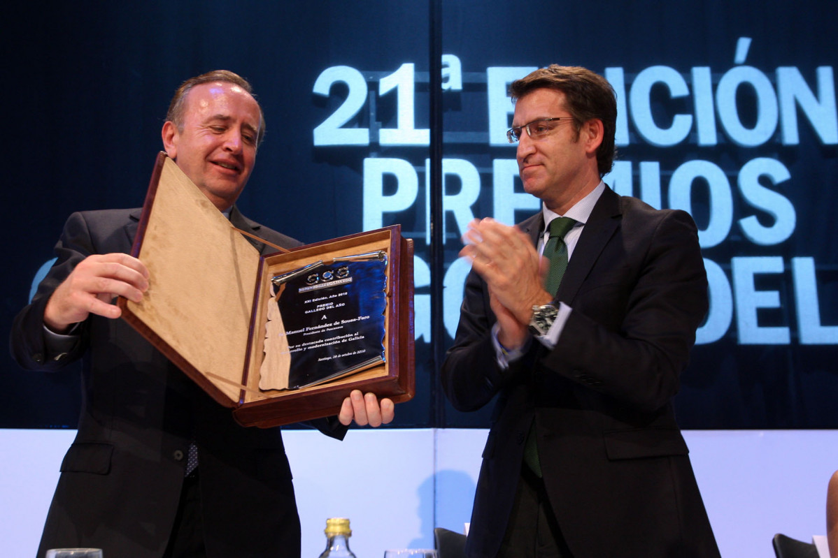 Fernuández Sousa Faro recibiendo un premio de El Correo Gallego de las manos del presidente Feiju00f3o en una foto de la Xunta