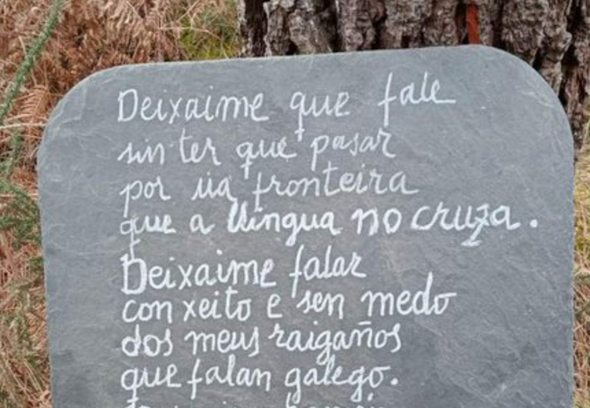 Cartel promocional del gallego en Asturias en una foto de Axuntar