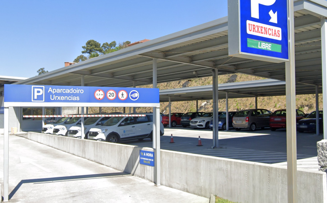 Aparcamiento de urxencicas en el hospital Álvaro Cunqueiro de Vigo