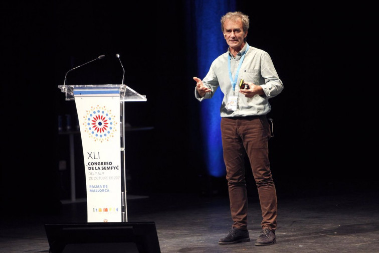 Por ahora no es necesario vacunar contra la viruela del mono, dice Fernando Simón, pese al aumento de casos​