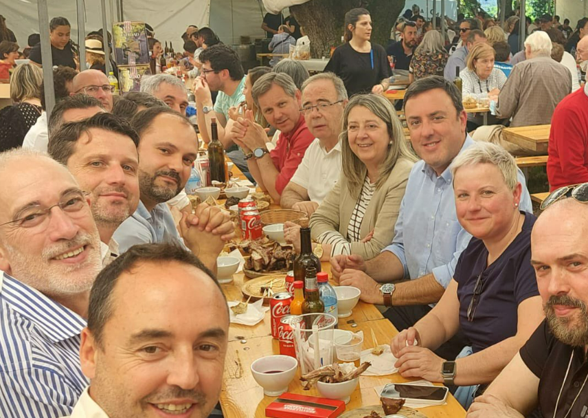 Formoso compartiendo mesa con Bugallo en las Festas da Ascesiu00f3n de Santiago