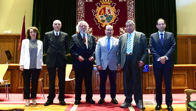 Entrega de la Insignia de Oro de la Universidad de Santiago de Compostela a los profesores António Cândido Macedo de Oliveira, Giampaolo Rossi y Jean-Bernard Auby.