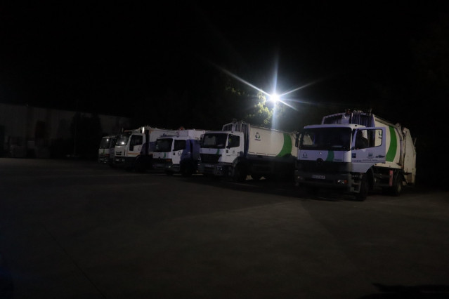 Los camiones de basura del servicio de limpieza vial y recogida de basura de Santiago que fueron saboteados durante la noche del miércoles