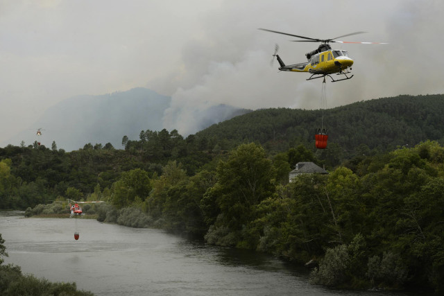 Archivo - Un helicóptero forestal trabaja en las tareas de extinción de incendios de un fuego en el municipio de Ribas de Sil, en la parroquia homónima, muy cercana a Rairos, a 6 de septiembre de 2021, en Ribas de Sil, Lugo, Galicia (España). Este nuevo i