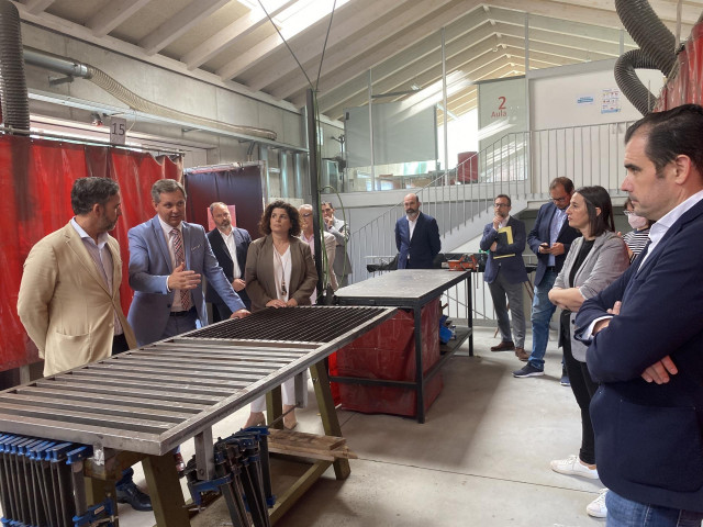 El delegado del Gobierno en Galicia, José Miñones, visita las instalaciones de la Fundación Laboral de la Construcción, en Santiago de Compostela.