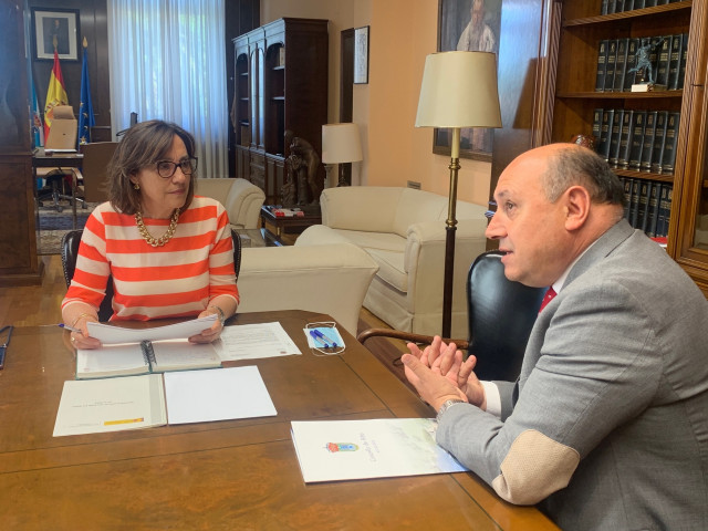 La subdelegada del Gobierno en Pontevedra, Maica Larriba, y el alcalde de Arbo, Horacio Gil.