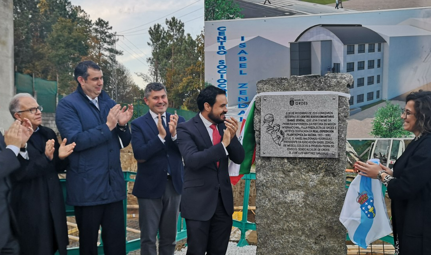 Foto de archivo de la primera piedra del Centro Isabel Zendal