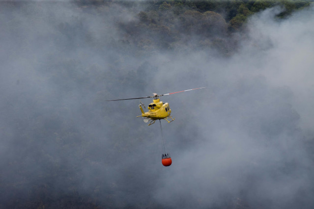 Archivo - Labores de extinción del incendio forestal que se originó la pasada madrugada en el entorno de la localidad de Ferreirós de Abaixo, en el municipio de Folgoso do Courel, a 12 de junio de 2021, en Lugo, Galicia (España). El incendio forestal ha q