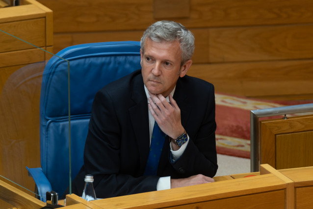 El presidente da Xunta, Alfonso Rueda, responde a las preguntas de los grupos en el pleno de la Cámara gallega