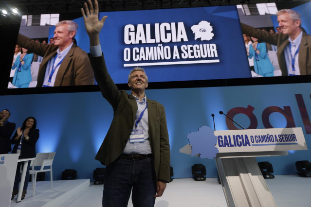 El presidente de la Xunta de Galicia, y núevo líder de los populares gallegos, Alfonso Rueda, saluda durante la claudura del 18º Congreso Autonómico del PPdeG, en el recinto ferial, a 21 de mayo de 2022, en Pontevedra, Galicia (España). La Junta Directiva