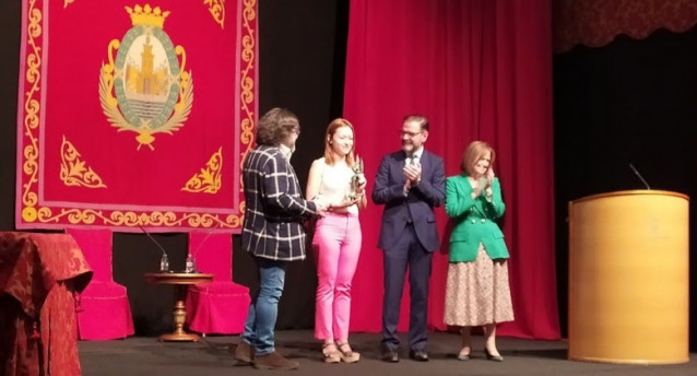 La periodista lucense Érika Reija recibe el XVIII Premio José Couso junto al alcalde de Ferrol, Ángel Mato.