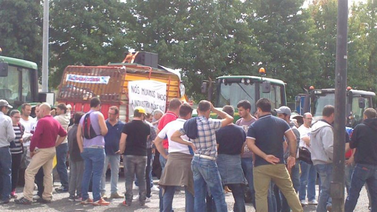 Os gandeiros chaman a boicotear Lactalis