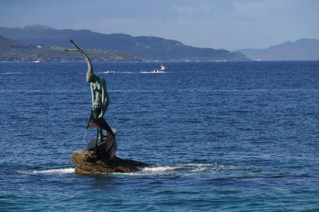 Archivo - Escultura 'La Madama de silgar' con un crespón negro por la muerte accidental de un bañista en la Playa de Silgar en Sanxenxo, a 23 de abril de 2022, en Pontevedra