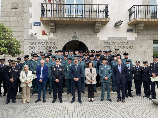 Casi cien agentes de la Policía Nacional y la Guardia Civil han recibido distinciones del Gobierno por su participación en el Plan de Convivencia Escolar, en un acto presidido por el delegado del Gobierno en Galicia, José Miñones