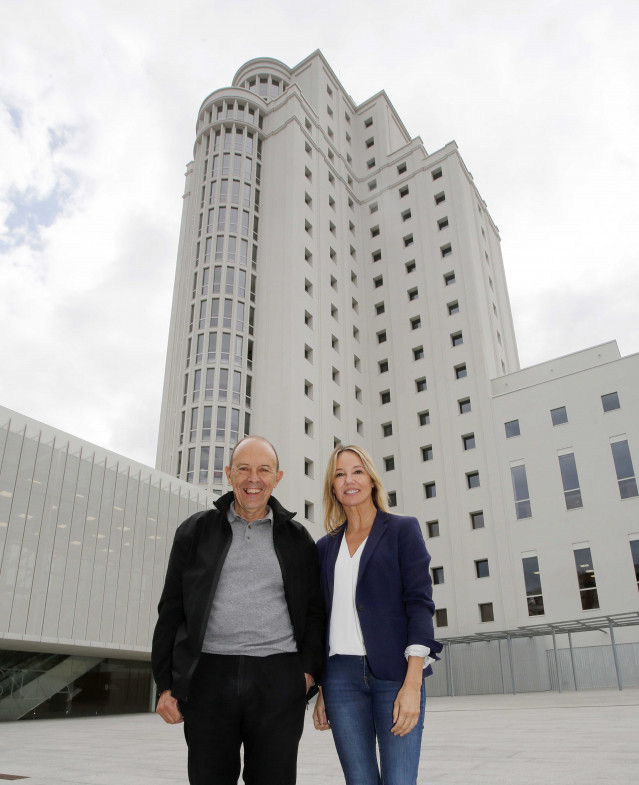 El arquitecto Alfonso Penela, y la delegada de la Xunta en Vigo, Marta Fernández-Tapias, frente a la nueva Ciudad de la Justicia de Vigo.