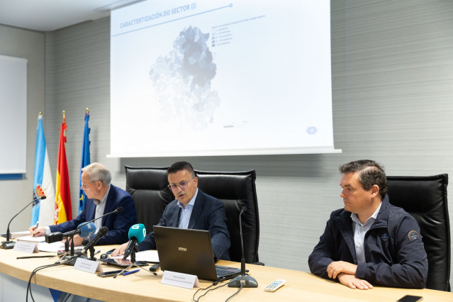 El conselleiro do Medio Rural, José González, presenta un informe sobre costes de producción en el sector de la carne.