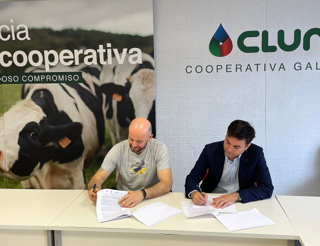 Firma del acuerdo entre el director general de CLUN, Juan Gallástegui, y el presidente del comité de empresa de Agrupación de Cooperativas Lácteas, Jesús M. Ferro García