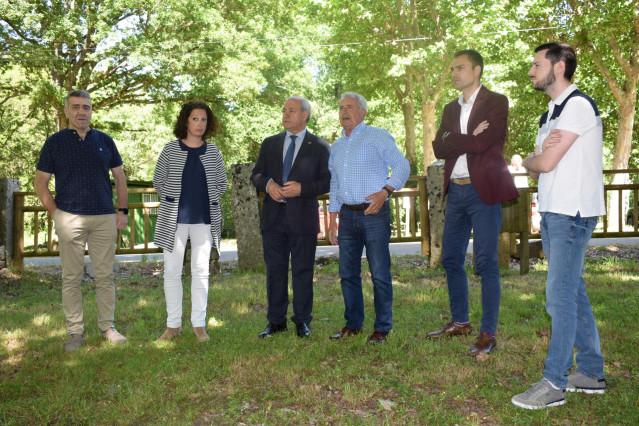 El presidente de la Diputación de Lugo, José Tomé, en una visita en Baamonde, en el ayuntamiento lucense de Begonte.