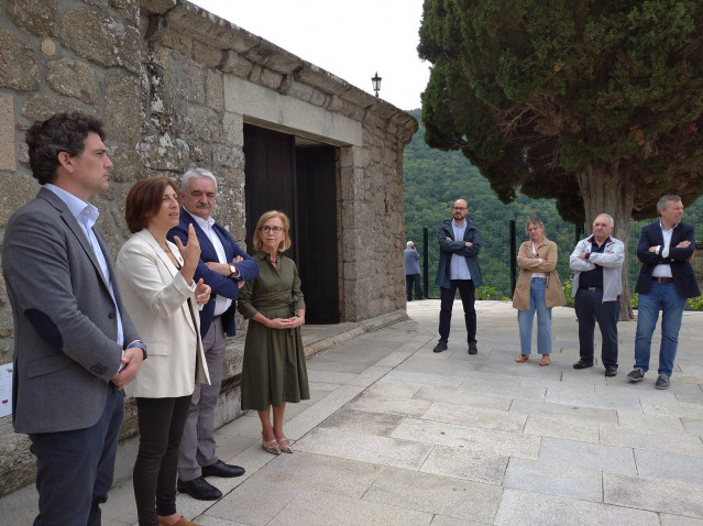 La conselleira de Medio Ambiente, Territorio e Vivenda, Ángeles Vázquez, con el alcalde de Chantada, Manuel Lorenzo Varela, y el delegado territorial de la Xunta en Lugo, Javier Arias, en la presentación del PTE de San Fiz de Asma.