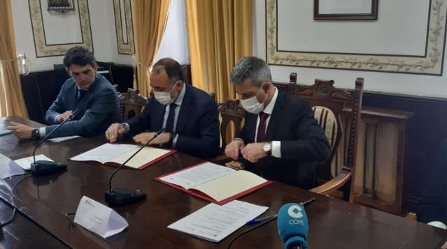 El conselleiro de Sanidade y el alcalde de Ribadeo firman un acuerdo para la construcción de un nuevo centro de salud en el municipio.