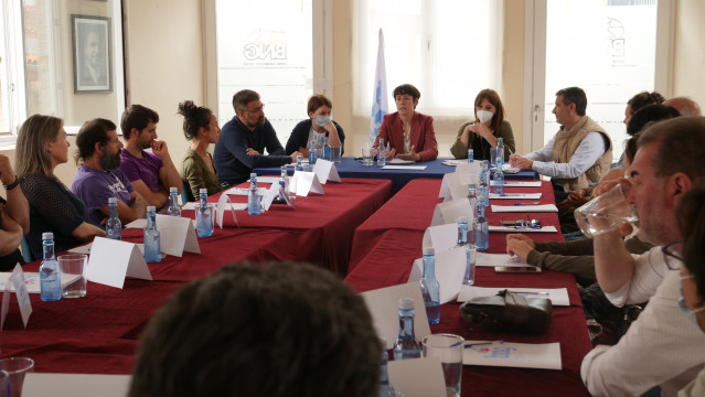 La portavoz nacional del BNG, Ana Pontón, en una reunión en Allariz con el equipo de gobierno liderado por Cristina Cid y tejido empresarial