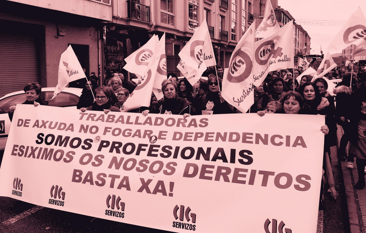 Protesta de trabajadoras de ayudas al hogar en el Ayuntamiento de Castroverde durante una protesta convocada por la CIG por impagos el verano pasado