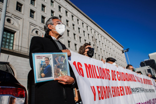 Archivo - Varios representantes de la Plataforma Víctimas Alvia 04155, con una pancarta, antes de su reunión con la ministra de Transportes, Movilidad y Agenda Urbana, en la sede del Ministerio, a 16 de diciembre de 2021.