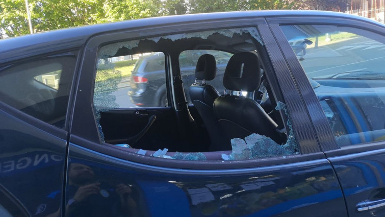 ​Vecino de Pontevedra empuña su pierna ortopédica para destrozar el coche que había aparcado delante de su plaza