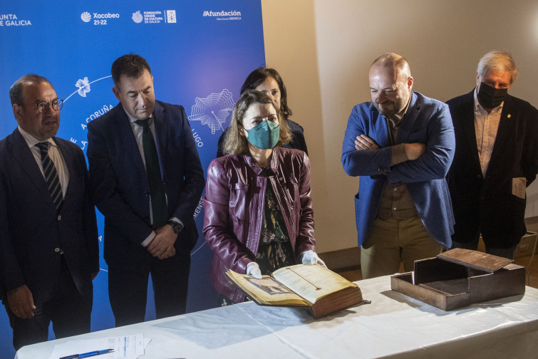 Con casi mil años de vida, el libro más antiguo de Galicia descubre el S.XXI en la exposición 'Santiago no tempo' ​