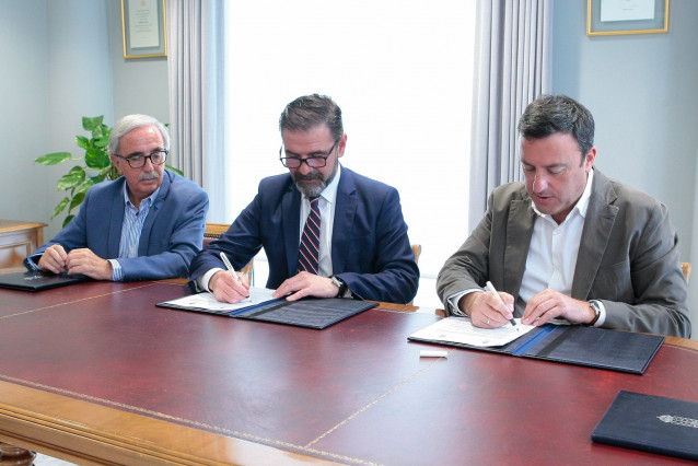 El presidente de la Diputación de A Coruña, Valentín González Formoso, y el alcalde de Ferrol, Ángel Mato, firman un convenio de colaboración