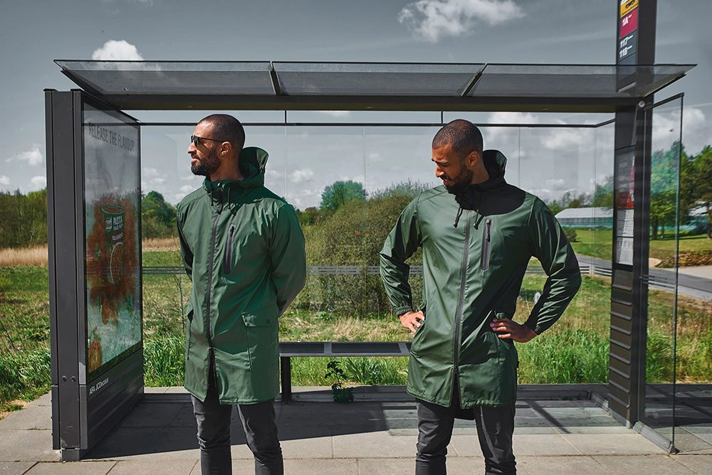 Rains contrató a dos modelos gemelos para visualizar la copia de su original  a la derecha por parte de Zara que vendía unos 20 euros barato