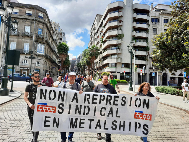 Decenas de trabajadores de Metalships se manifiestan en Vigo ante la 
