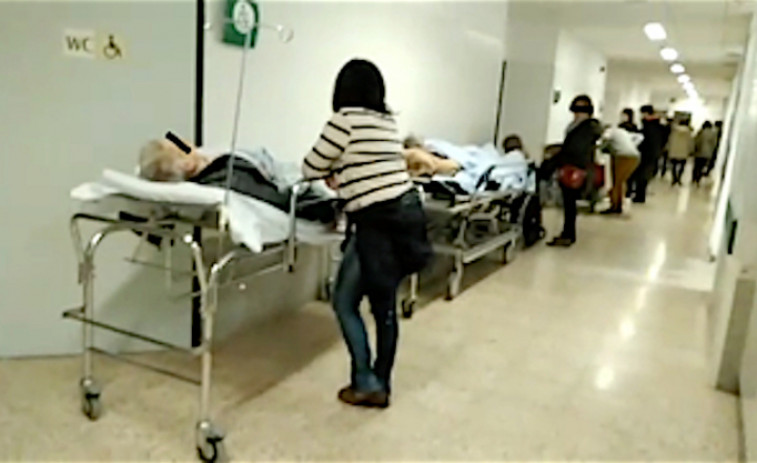 ​Enésimo colapso en Urgencias del CHUS: media docena de pacientes graves en los pasillos y 30 esperando por cama