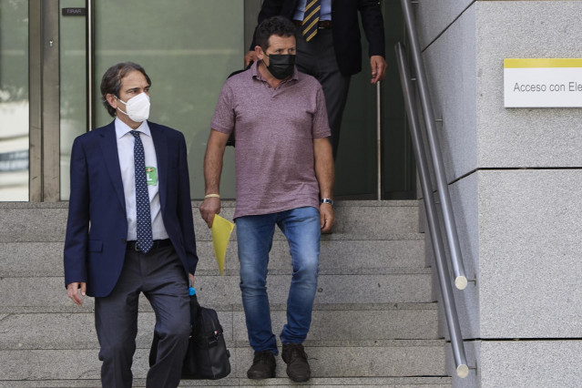 El patrón del ‘Villa de Pitanxo', Juan Padín (d-morado), a su salida tras declarar en la Audiencia Nacional.