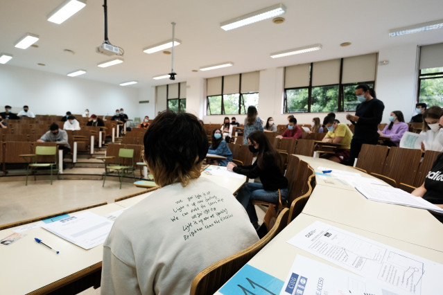 Archivo - Varios estudiantes esperan para hacer un examen en un aula de la Facultad de Psicología de la Universidad de Santiago de Compostela en 2021