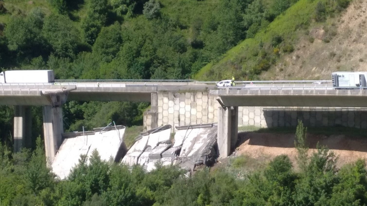 Imagen del puente de Os Castros en Pedrafita en la autovu00eda A 6 publicada por la CRTVG